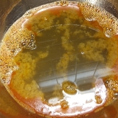 いつも捨ててた伊勢エビの殻でめちゃ美味しいスープ作れて驚きです！ありがとうございます！
ちなみに、何時間くらい煮込んでいますか？